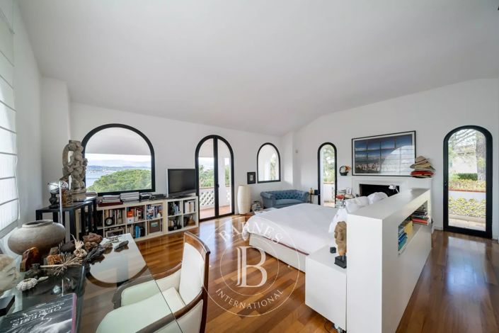 Image No.6-4 Bed House for sale