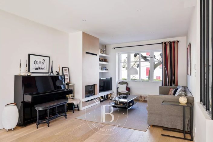 Image No.10-6 Bed House for sale