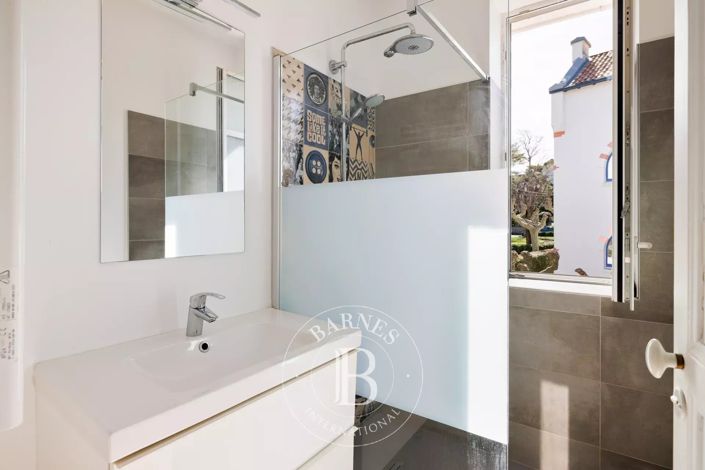 Image No.17-6 Bed House for sale
