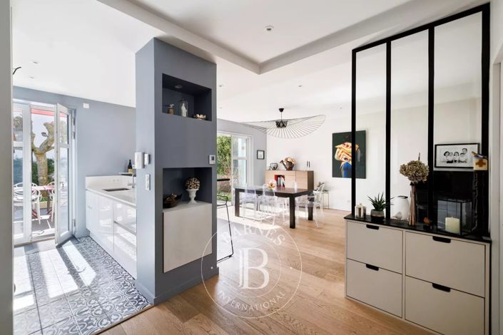 Image No.9-6 Bed House for sale
