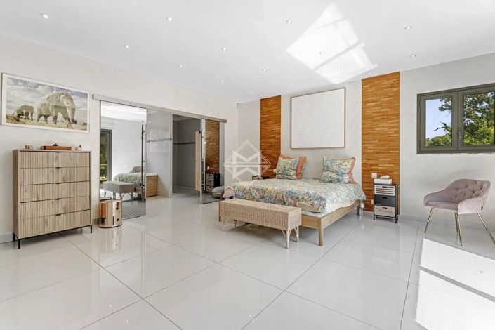 Image No.10-7 Bed House for sale