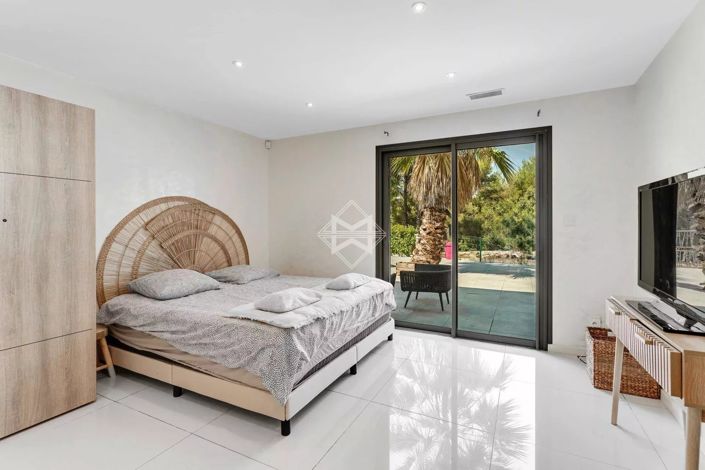 Image No.11-7 Bed House for sale