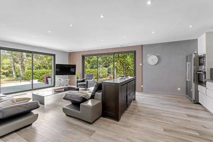 Image No.15-7 Bed House for sale