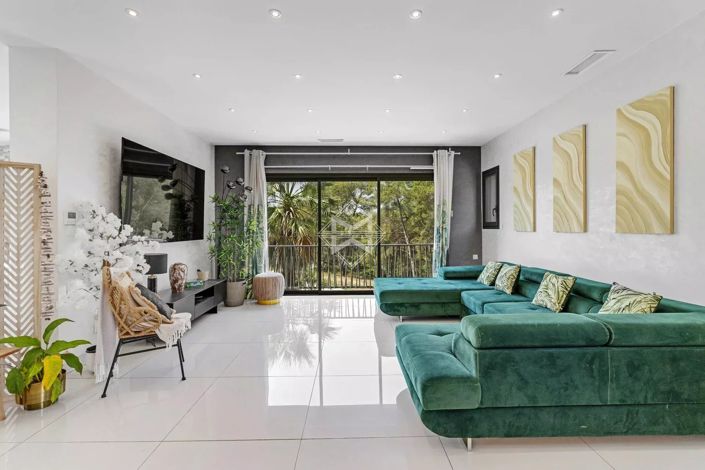 Image No.7-7 Bed House for sale