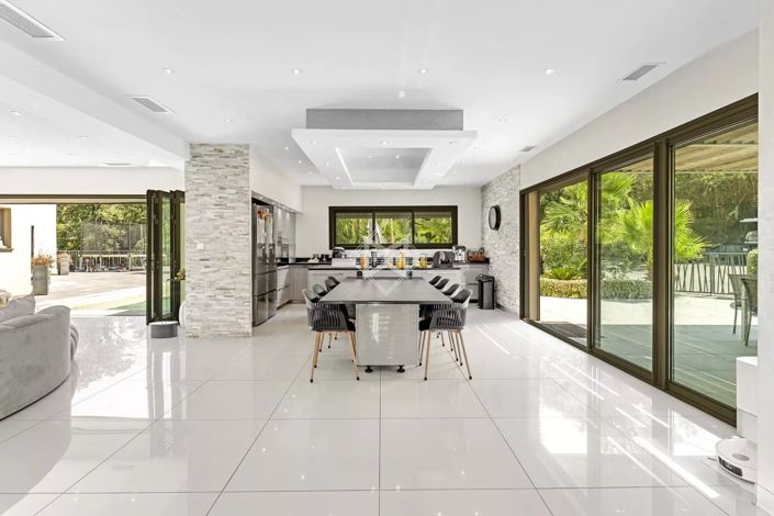 Image No.8-7 Bed House for sale