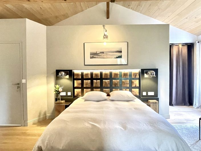 Image No.19-8 Bed Property for sale