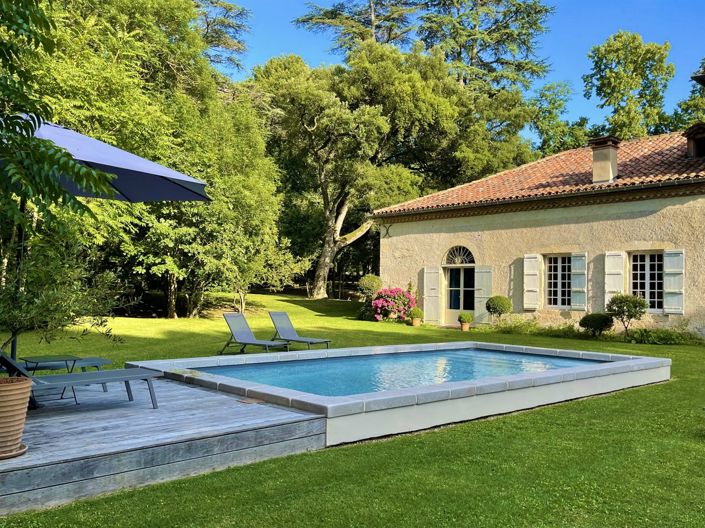 Image No.2-8 Bed Property for sale