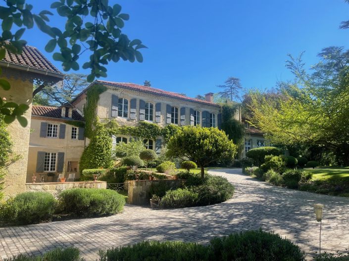 Image No.23-8 Bed Property for sale