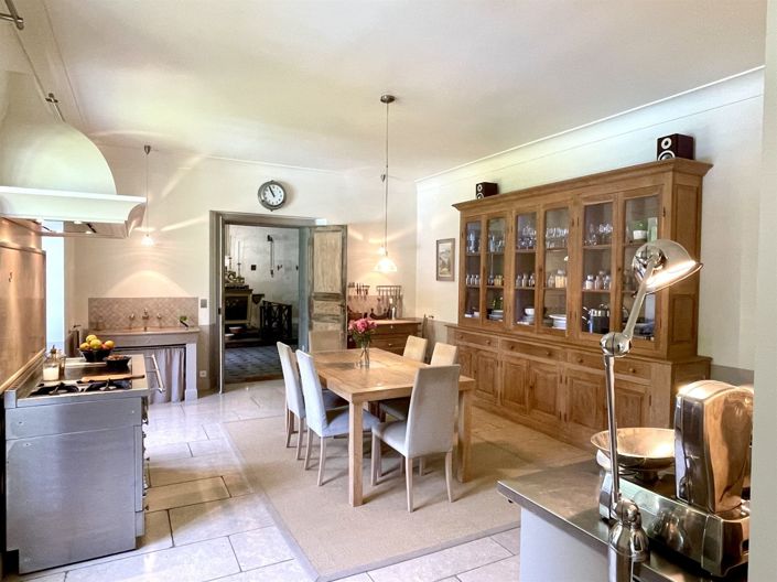 Image No.8-8 Bed Property for sale