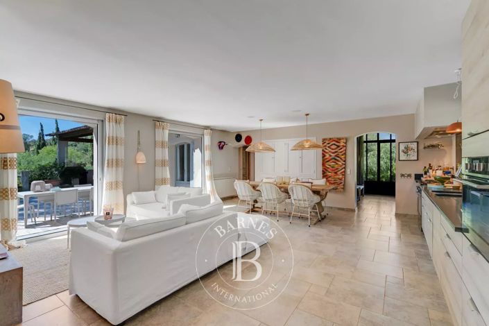 Image No.10-5 Bed House for sale