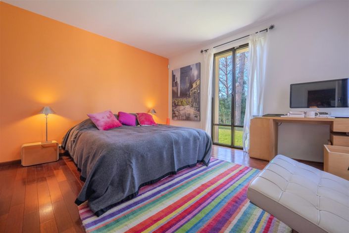 Image No.18-5 Bed House for sale