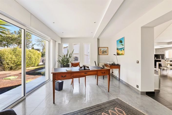 Image No.10-3 Bed House for sale