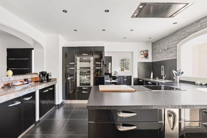 Image No.8-3 Bed House for sale