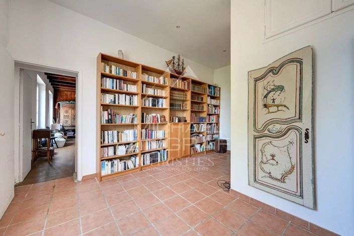 Image No.24-7 Bed House for sale