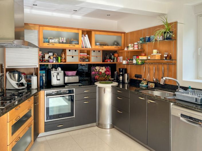 Image No.10-5 Bed Property for sale