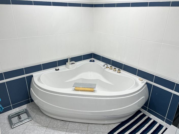 Image No.16-5 Bed Property for sale