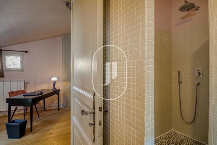 Image No.37-10 Bed House for sale