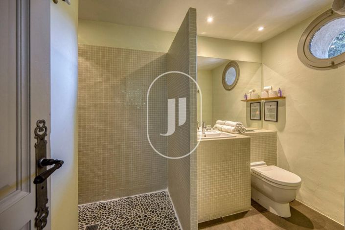 Image No.46-10 Bed House for sale