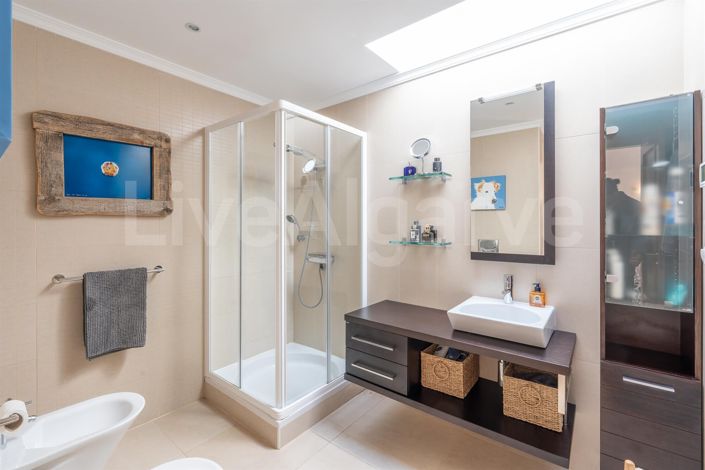 Image No.20-5 Bed House for sale