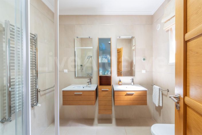 Image No.9-5 Bed House for sale