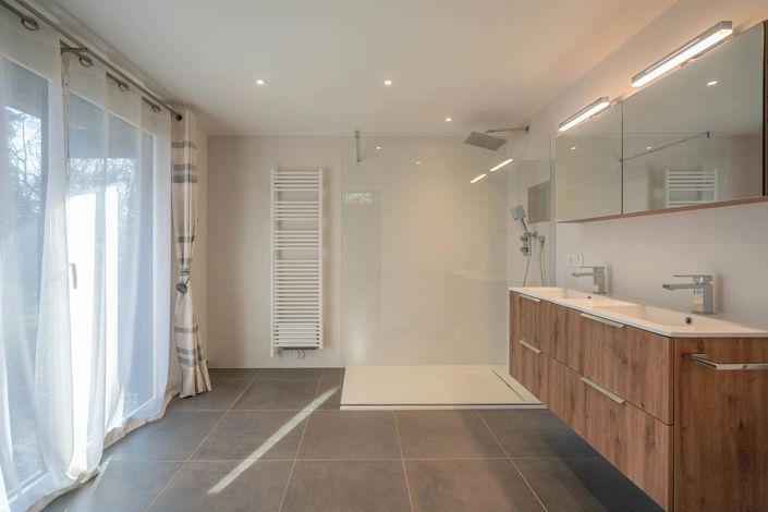 Image No.8-5 Bed House for sale