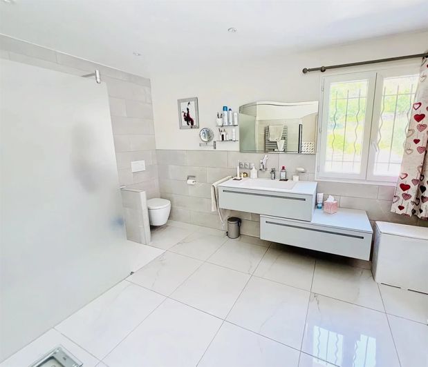 Image No.18-3 Bed House for sale