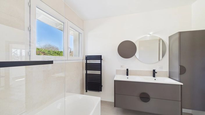 Image No.8-5 Bed House for sale