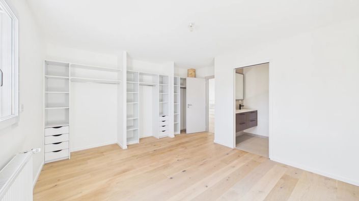 Image No.9-5 Bed House for sale