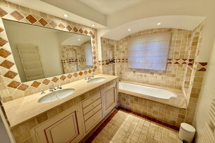 Image No.17-5 Bed House for sale