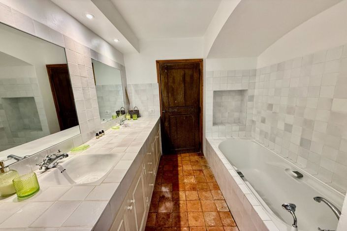 Image No.19-5 Bed House for sale