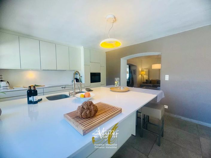 Image No.6-8 Bed House for sale