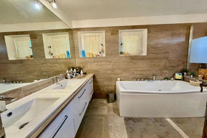 Image No.16-4 Bed House for sale