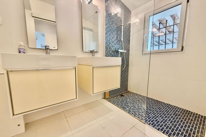 Image No.12-2 Bed House for sale