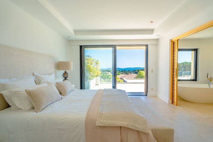 Image No.8-4 Bed House for sale