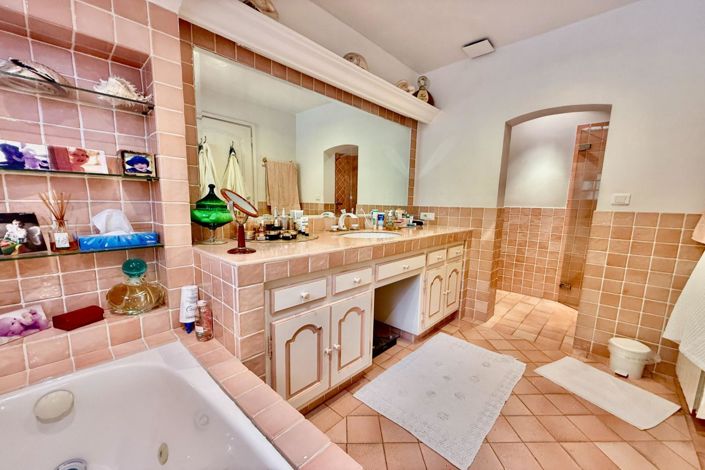 Image No.17-5 Bed House for sale