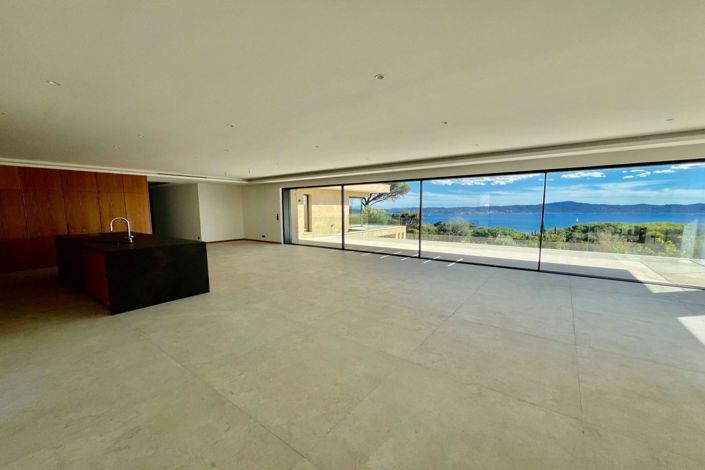 Image No.8-5 Bed House for sale