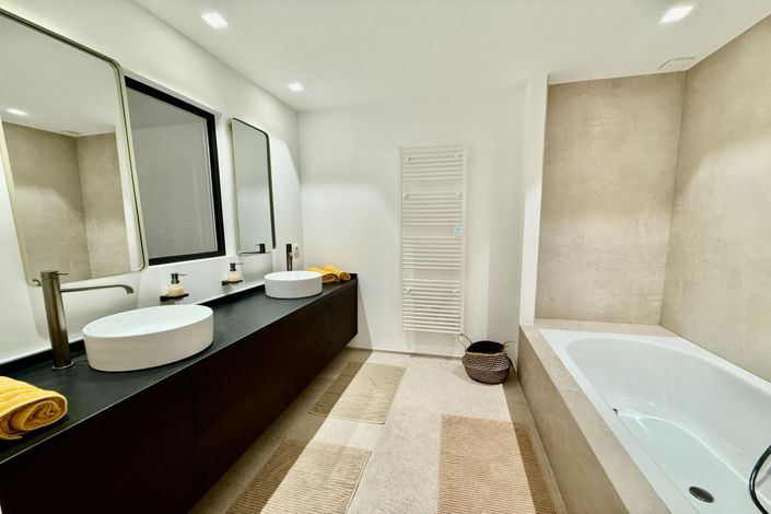 Image No.18-5 Bed House for sale