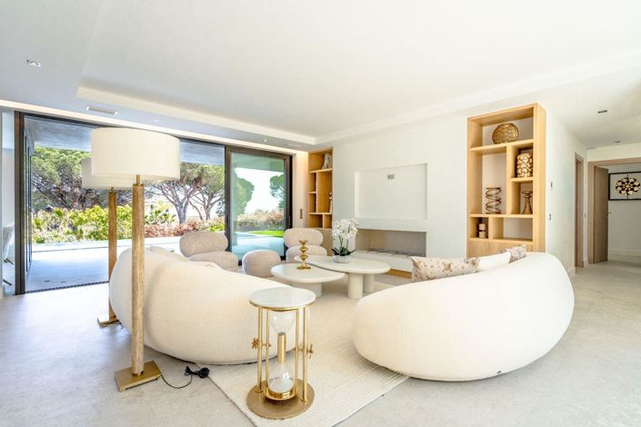 Image No.8-6 Bed House for sale