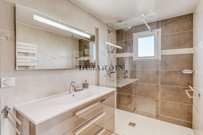 Image No.11-3 Bed House for sale