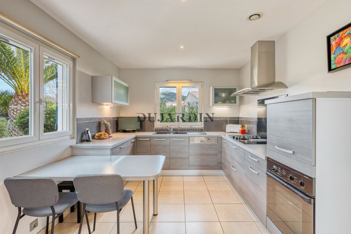 Image No.8-3 Bed House for sale