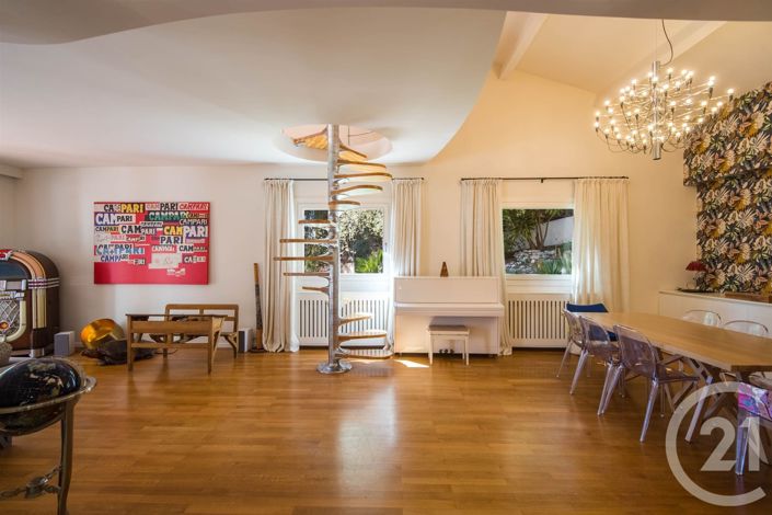 Image No.6-8 Bed House for sale