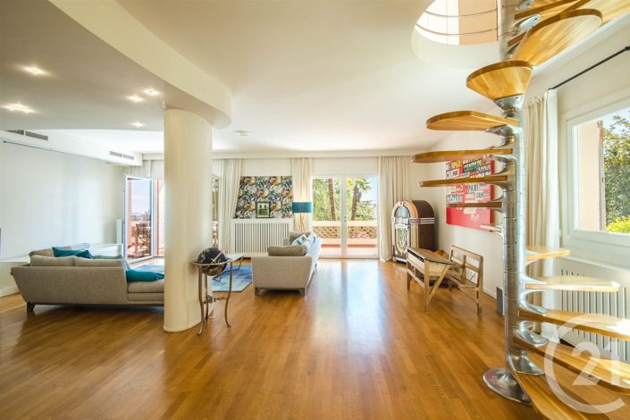 Image No.7-8 Bed House for sale