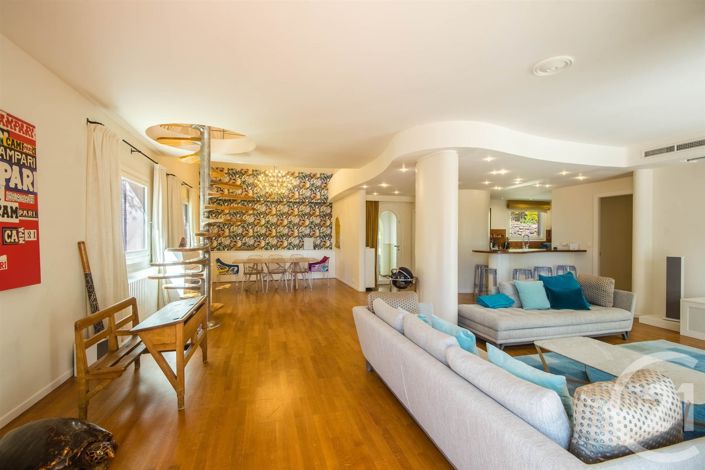 Image No.8-8 Bed House for sale