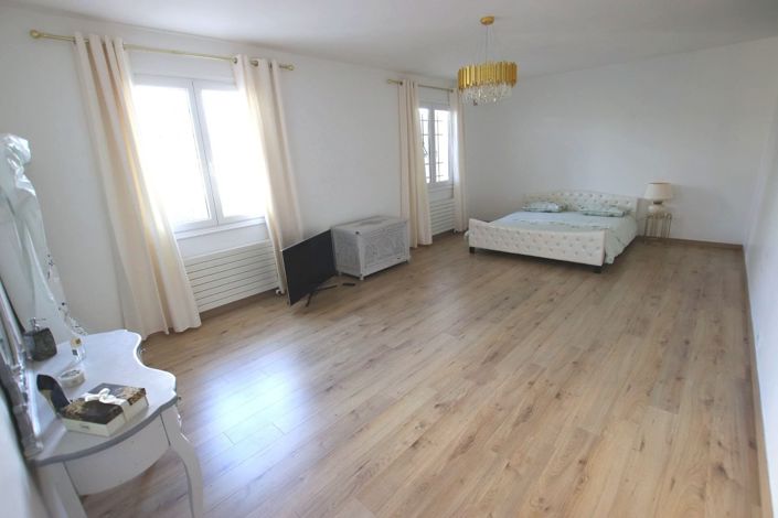 Image No.11-5 Bed House for sale