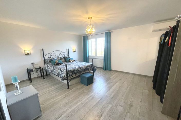 Image No.18-5 Bed House for sale