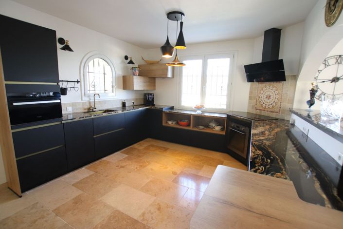 Image No.6-5 Bed House for sale