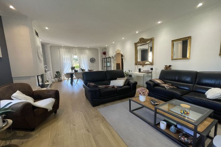 Image No.8-4 Bed House for sale