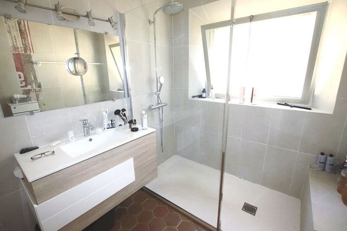 Image No.12-5 Bed House for sale