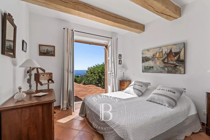 Image No.4-6 Bed House for sale