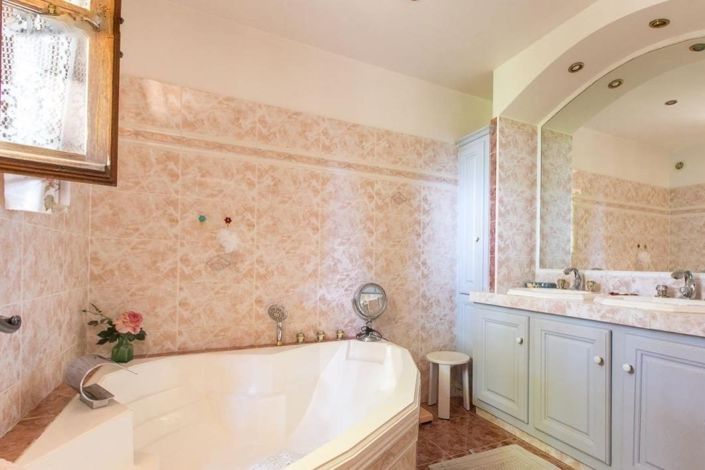 Image No.8-5 Bed House for sale